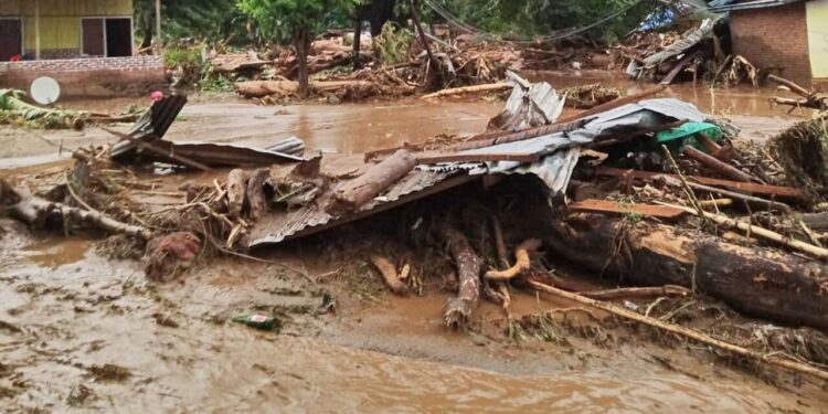 Yüksek Gelgit Etkisi: Endonezya’da Sel Felaketinde Köy Su Altında Kaldı