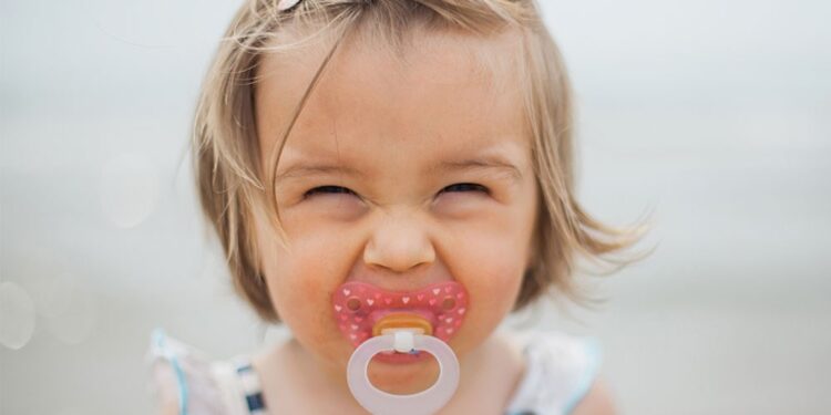 1 Yaş Bebeklerde Emzik Bırakma Yöntemleri: Diş Sağlığı İçin Kritik Adımlar