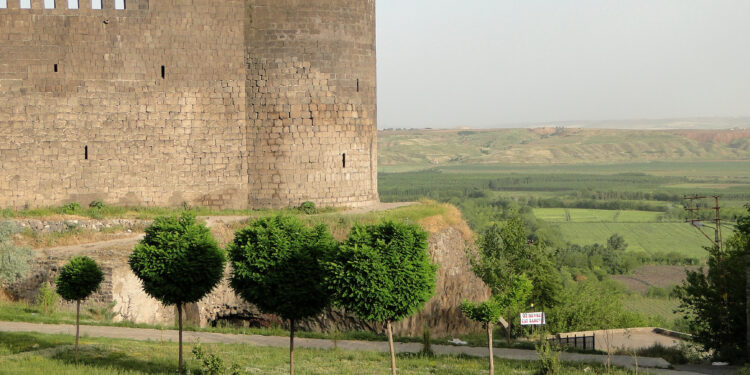 Diyarbakır Keçi Burcu Efsanesi: Kadim Surların Gizemli Koruyucusu