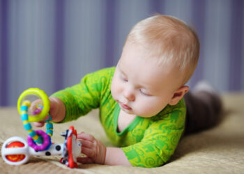 0-2 Yaş Bebeklerde El Becerileri Nasıl Gelişir? 3 Dönem 5 Kritik Aktivite