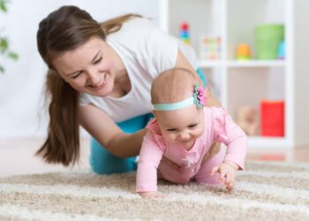 Bebeğim Emeklemiyor Normal mi? Alternatif Yöntemler ve 1 Yaş Sınırı