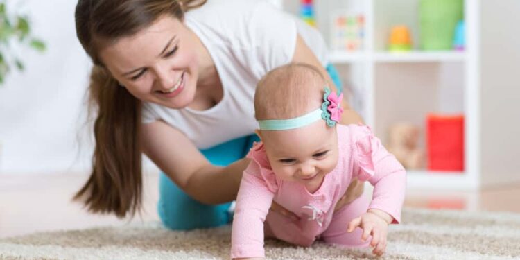 Bebeğim Emeklemiyor Normal mi? Alternatif Yöntemler ve 1 Yaş Sınırı