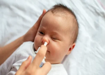 0-2 Yaş Bebeklerde Soğuk Algınlığı Nasıl Geçer? İlaçsız Çözümler ve Burun Hijyeni