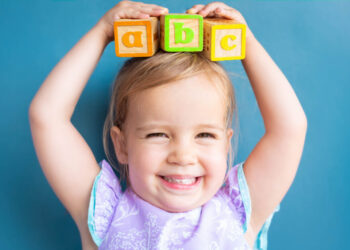 0-2 Yaş Bebeklerde Ses Taklidi Nasıl Gelişir? 3 Aşamalı Dil Sıçraması