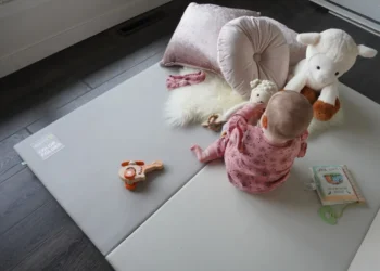 0-2 Yaş Bebeklerde Oyun Halısı Seçimi: Güvenlik ve Gelişim Rehberi