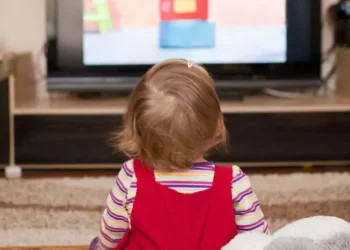 0-2 Yaş Bebeklerde Televizyon İzleme Zararlı mı? Uzmanlar Neden ‘Hayır’ Diyor